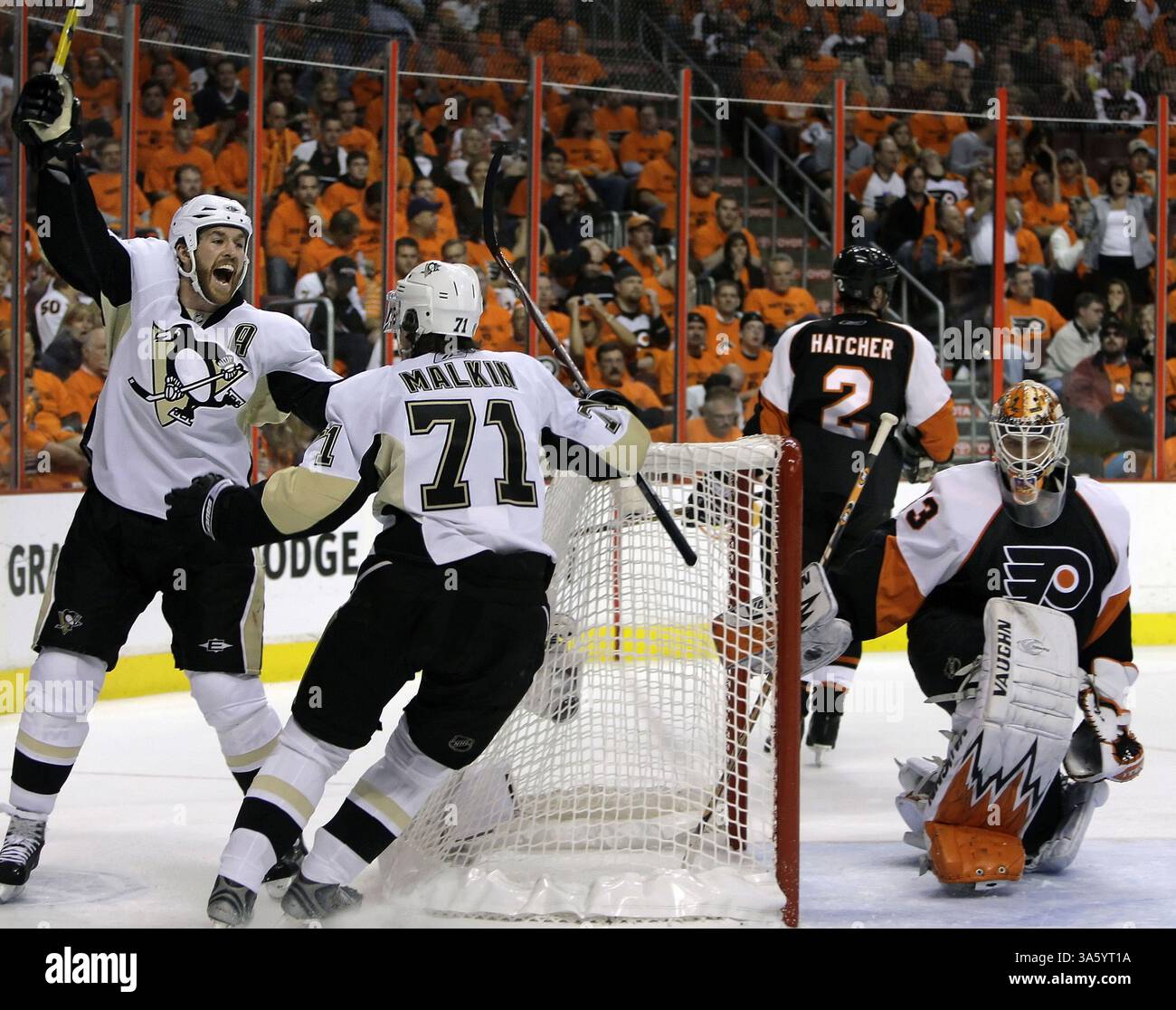 13 maggio 2008 - Ryan Malone (a sinistra) dei Pittsburgh Penguins celebra il suo gol con il compagno di squadra Evgeni Malkin, mentre il portiere dei Philadelphia Flyers Martin Biron può solo guardare, durante l'azione in gara 3 delle semifinali della NHL Eastern Conference. I Penguins sconfissero i Flyers, 4-1, al Wachovia Center di Philadelphia, Pennsylvania, martedì 13 maggio 2008. (Ron Cortes/Philadelphia Inquirer/MCT) (immagine di credito: © Ron Cortes/MCT/ZUMAPRESS.com) Foto Stock