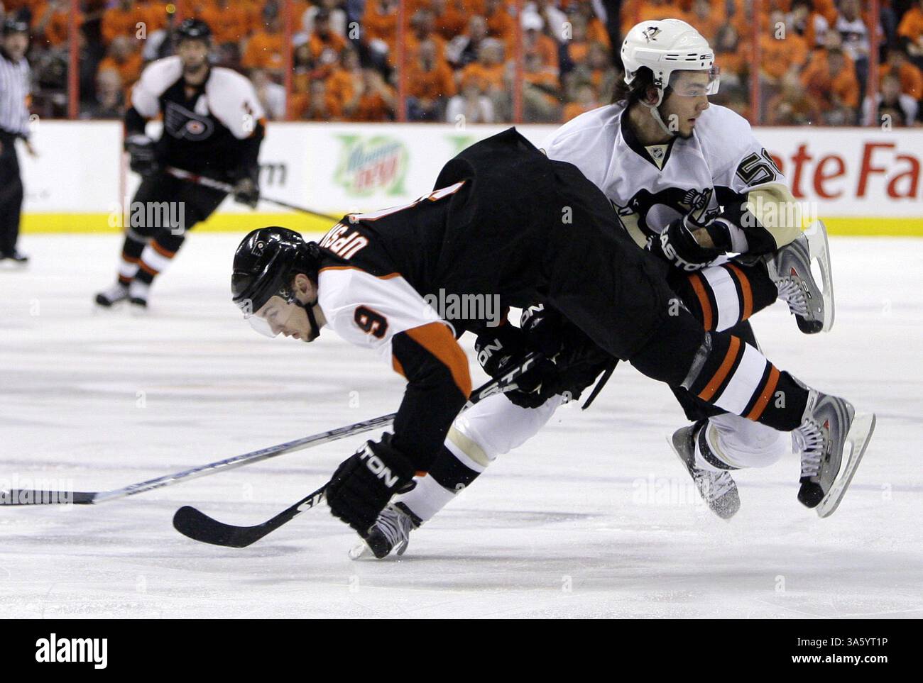 13 maggio 2008 - Scottie Upshall (9) dei Philadelphia Flyers viene sconfitto da Kris Letang dei Pittsburgh Penguins durante la gara 3 delle semifinali della Eastern Conference della NHL. I Penguins sconfissero i Flyers, 4-1, al Wachovia Center di Philadelphia, Pennsylvania, martedì 13 maggio 2008. (Ron Cortes/Philadelphia Inquirer/MCT) (immagine di credito: © Ron Cortes/MCT/ZUMAPRESS.com) Foto Stock