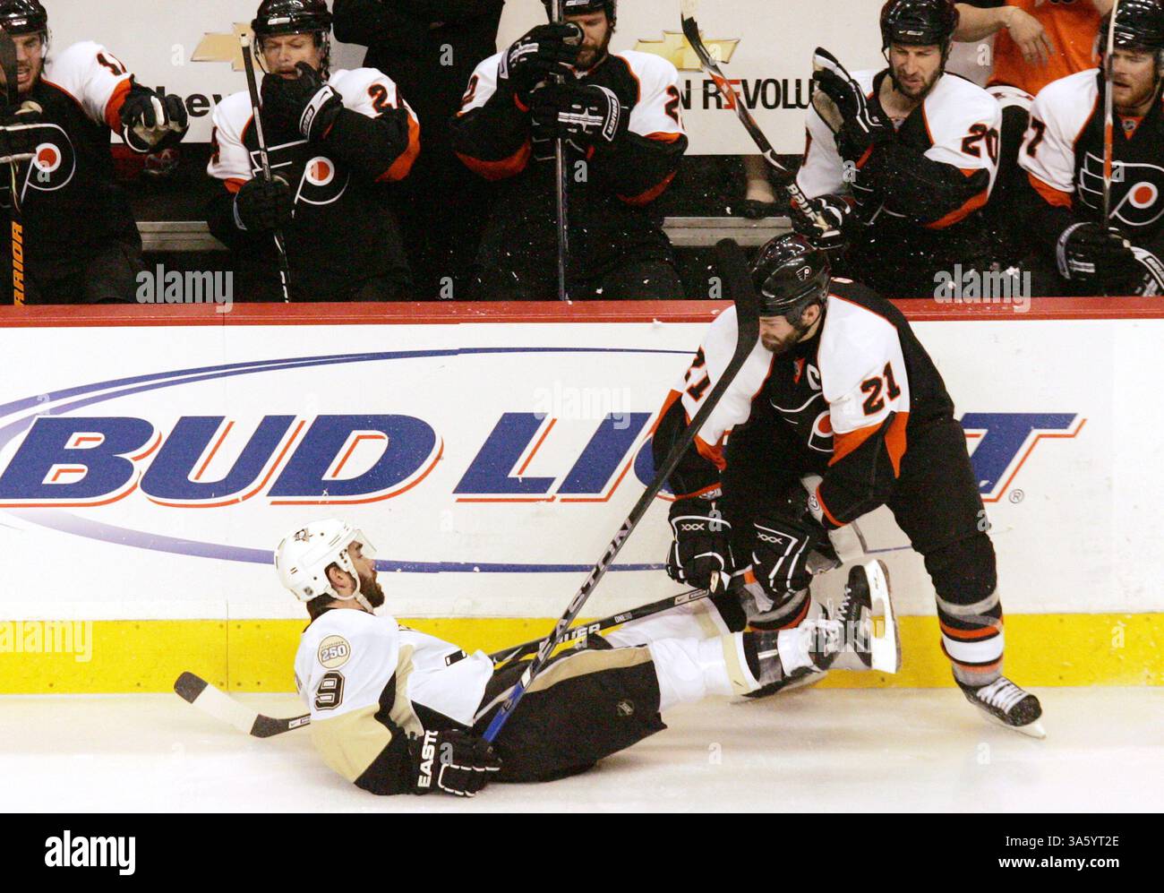 13 maggio 2008 - Jason Smith dei Philadelphia Flyers (21) abbatte Pascal Dupuis dei Pittsburgh Penguins (9) nel terzo periodo di gara 3 delle finali della NHL Eastern Conference. I Penguins sconfissero i Flyers, 4-1, al Wachovia Center di Philadelphia, Pennsylvania, martedì 13 maggio 2008. (Barbara L. Johnston/Philadelphia Inquirer/MCT) (immagine di credito: © Barbara L. Johnston/MCT/ZUMAPRESS.com) Foto Stock