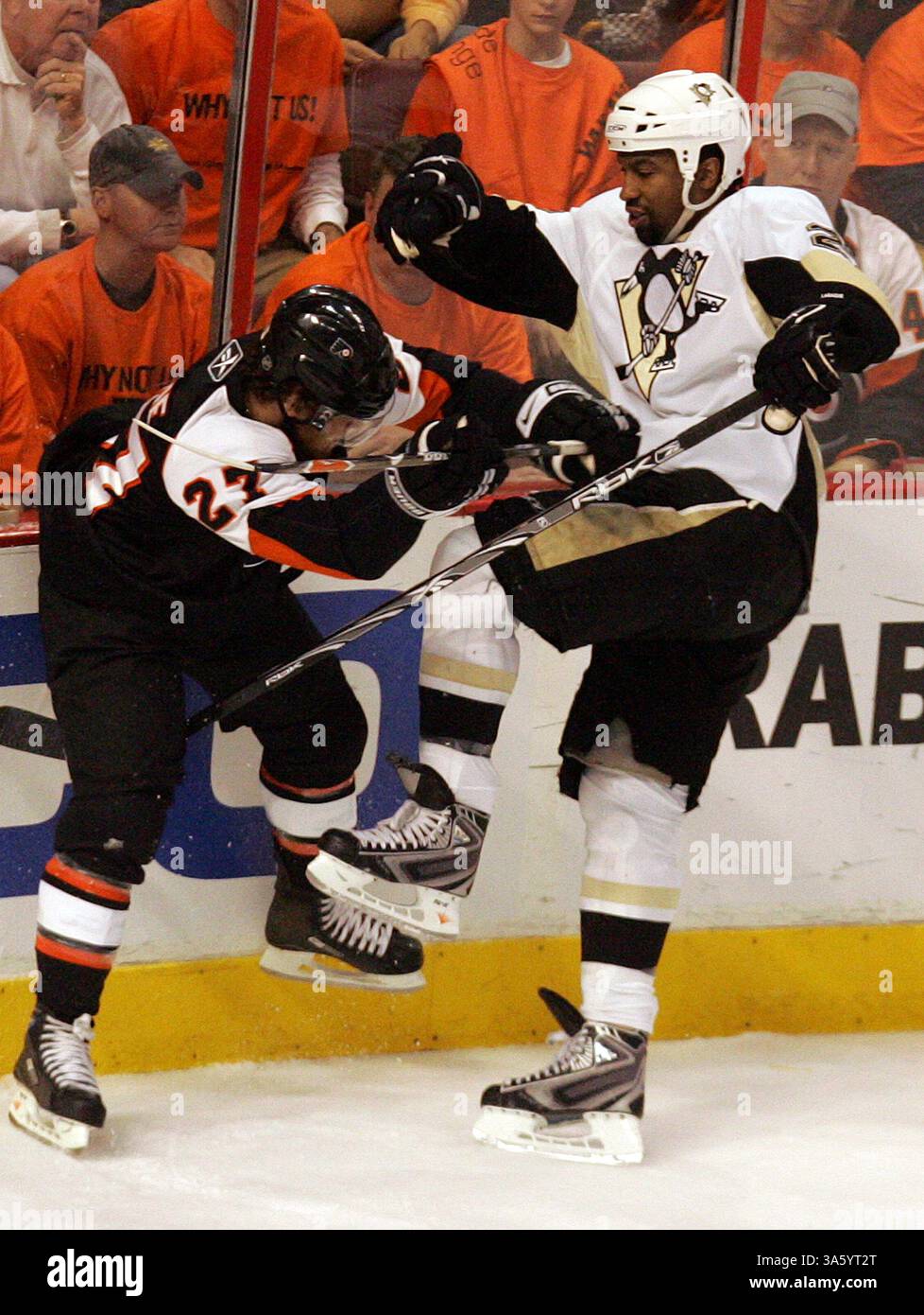 13 maggio 2008 - Steve Downie (a sinistra) dei Philadelphia Flyers sbatte contro Georges Laraque dei Pittsburgh Penguins durante il secondo periodo di azione in gara 3 delle finali della NHL Eastern Conference al Wachovia Center di Philadelphia, Pennsylvania, martedì 13 maggio 2008. I Penguins sconfissero i Flyers, 4-1. (Barbara L. Johnston/Philadelphia Inquirer/MCT) (immagine di credito: © Barbara L. Johnston/MCT/ZUMAPRESS.com) Foto Stock