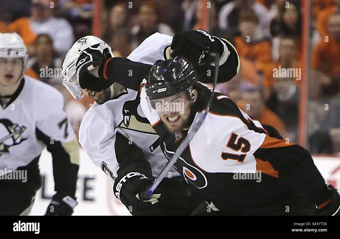 13 maggio 2008 - Joffrey Lupul (15) dei Philadelphia Flyers si imbatte con Petr Sykora dei Pittsburgh Penguins durante l'azione in gara 3 delle semifinali della NHL Eastern Conference. I Penguins sconfissero i Flyers, 4-1, al Wachovia Center di Philadelphia, Pennsylvania, martedì 13 maggio 2008. (Ron Cortes/Philadelphia Inquirer/MCT) (immagine di credito: © Ron Cortes/MCT/ZUMAPRESS.com) Foto Stock
