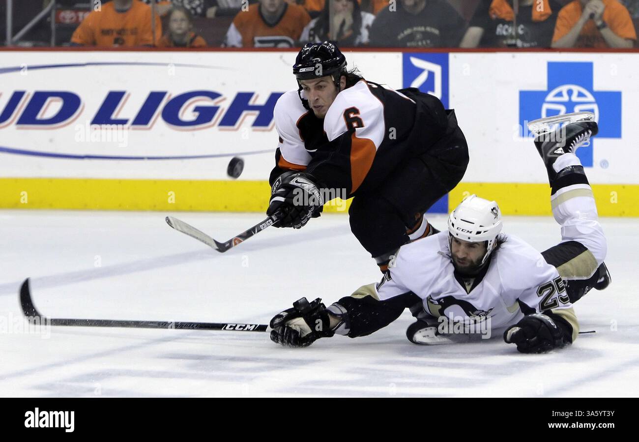 13 maggio 2008 - Randy Jones (6) dei Philadelphia Flyers combatte contro i Pittsburgh Penguins Maxime Talbot (25) per il puck nel primo periodo di gara 3 della finale della NHL Eastern Conference al Wachovia Center di Philadelphia, Pennsylvania, martedì 13 maggio 2008. (Ron Cortes/Philadelphia Inquirer/MCT) (immagine di credito: © Ron Cortes/MCT/ZUMAPRESS.com) Foto Stock