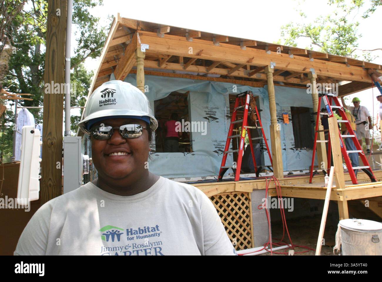 13 maggio 2008 - Angel Lewis si trova di fronte alla nuova casa in costruzione da volontari durante il progetto di lavoro Carter di Habitat for Humanity nella sottodivisione Forest Heights a Gulfport, Mississippi, martedì 13 maggio 2008. (James Edward Bates/Biloxi Sun-Herald/MCT) (immagine di credito: © James Edward Bates/MCT/ZUMAPRESS.com) Foto Stock