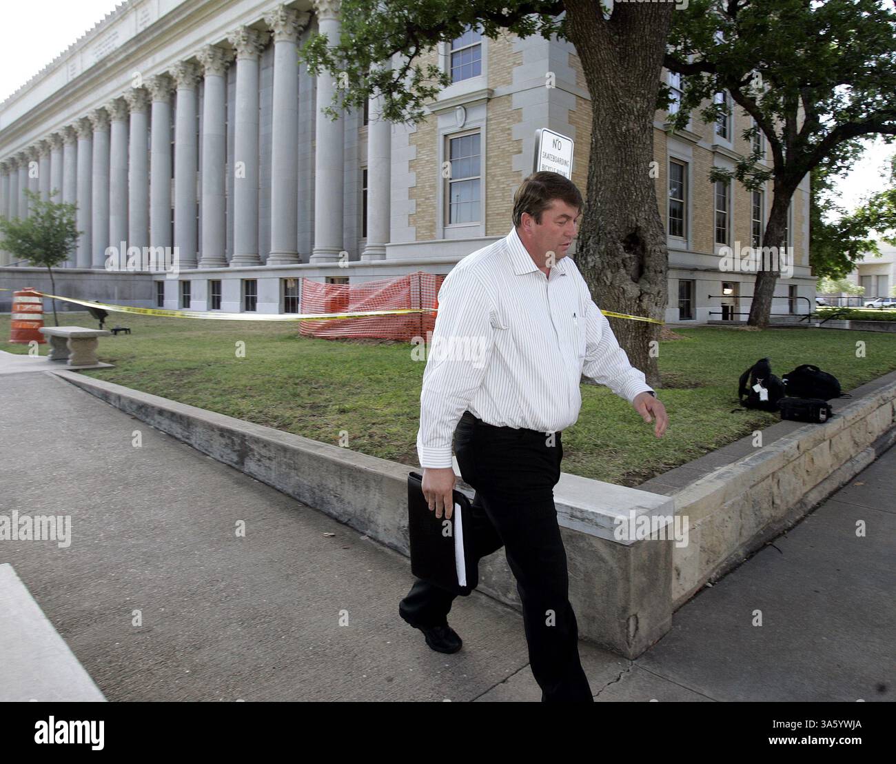 30 maggio 2008 - il leader FLDS Willie Jessop torna nel suo ufficio dal tribunale della contea di Tom Green a San Angelo, Texas, dopo un'audizione sui bambini del poligamista YFZ Ranch venerdì 30 maggio 2008. (Khampha Bouaphanh/Fort Worth Star-Telegram/MCT) (immagine di credito: © Khampha Bouaphanh/MCT/ZUMAPRESS.com) Foto Stock