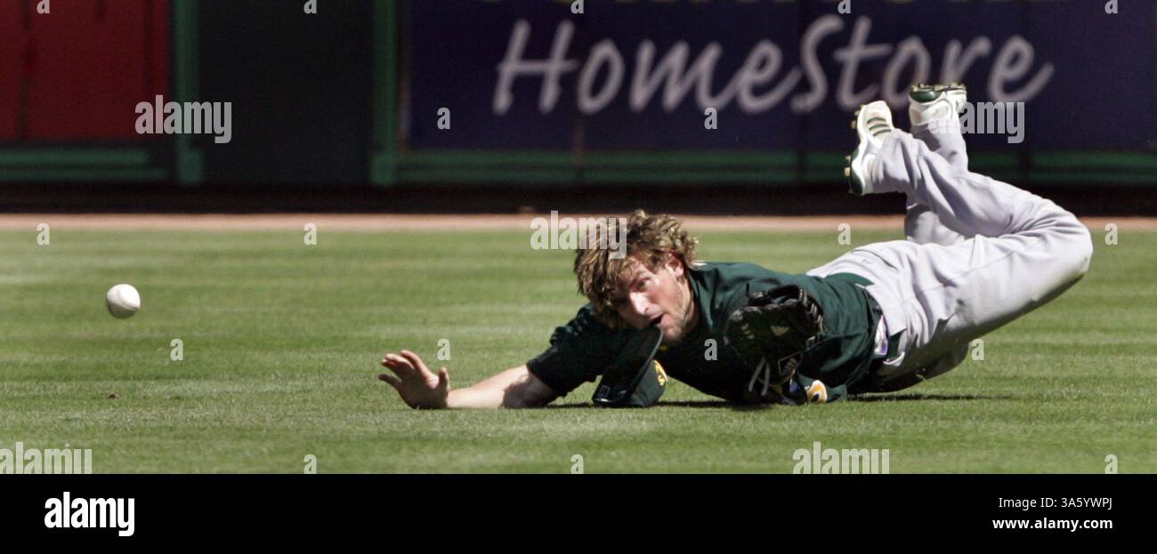 1° giugno 2008 - Travis Buck, l'esterno destro dell'Oakland Athletics Athletics, non riesce a trovare una presa durante il sesto inning contro i Texas Rangers al Rangers Ballpark di Arlington, Texas, domenica 1° giugno 2008. (Stewart F. House/Fort Worth Star-Telegram/MCT) (immagine di credito: © Stewart F. House/MCT/ZUMAPRESS.com) Foto Stock