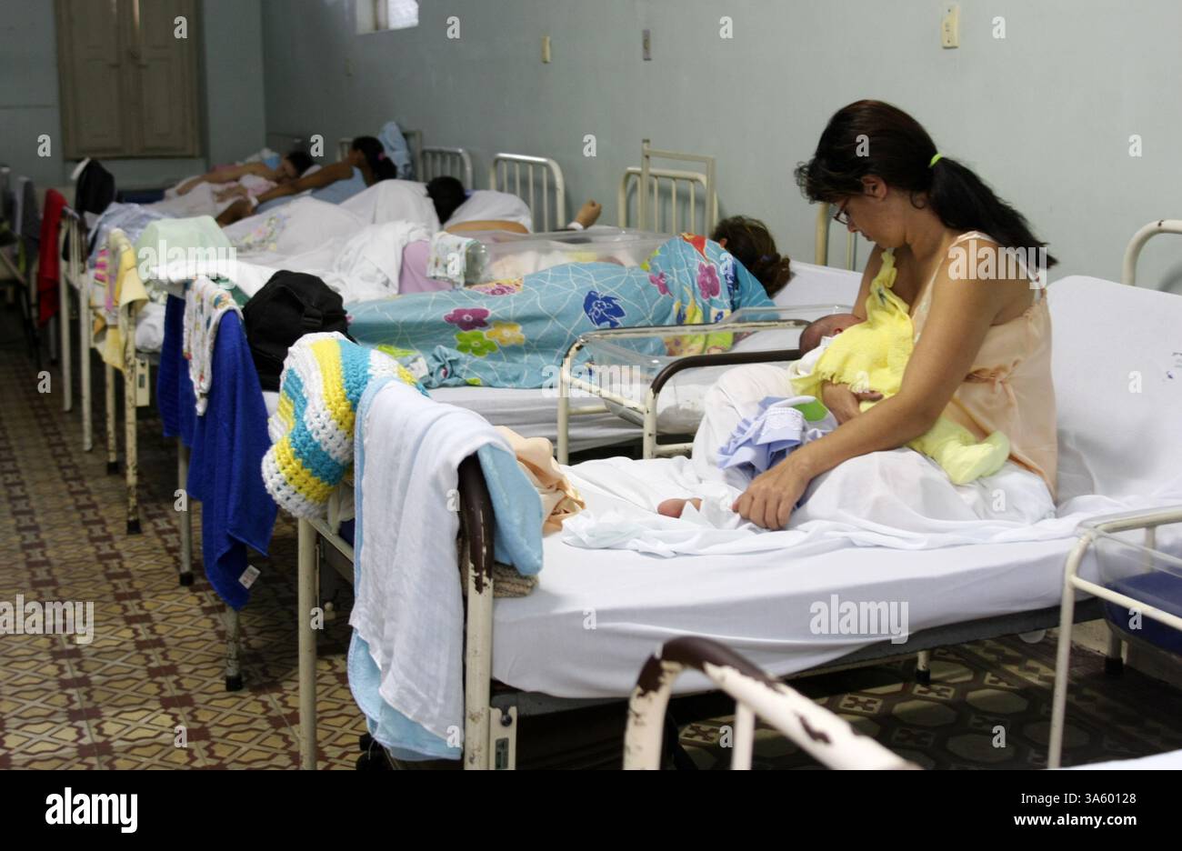 4 luglio 2008 - le donne giacciono con i loro neonati all'ospedale di maternità Pro Matre di Rio de Janeiro, Brasile. Il Brasile ha un tasso straordinariamente alto di nascite cesaree al 44%, secondo un recente studio del Ministero della salute. Gli esperti affermano che il tasso è dovuto a fattori ''culturali'', nonché a pressioni da parte di ospedali privati, che devono giustificare gli investimenti in tecnologia. In un recente studio pubblicato nel numero di giugno 2008 di Ostetricia e Ginecologia, il parto cesareo è stato associato ad un aumentato rischio di complicazioni in una gravidanza successiva. (Douglas Engle/MCT) (immagine di credito: © Douglas Engl Foto Stock