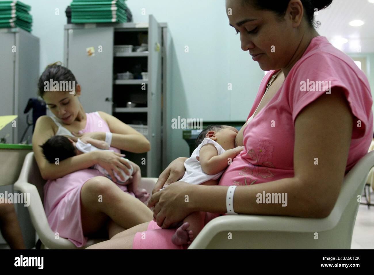 4 luglio 2008 - Celia Roberta Lima Pereira, 27, a destra, allatta il suo neonato presso l'ospedale di maternità Pro Matre di Rio de Janeiro, Brasile. Il Brasile ha un tasso straordinariamente alto di nascite cesaree al 44%, secondo un recente studio del Ministero della salute. Gli esperti affermano che il tasso è dovuto a fattori ''culturali'', nonché a pressioni da parte di ospedali privati, che devono giustificare gli investimenti in tecnologia. In un recente studio pubblicato nel numero di giugno 2008 di Ostetricia e Ginecologia, il parto cesareo è stato associato ad un aumentato rischio di complicazioni in una gravidanza successiva. (Douglas Engle/M Foto Stock