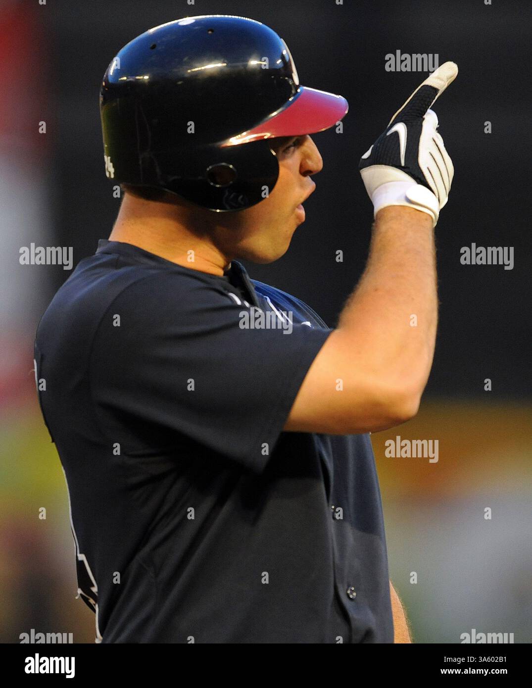 22 luglio 2008 - Mark Teixeira degli Atlanta Braves punta alla pole foul, mettendo in discussione Doug Eddings sul suo pallone foul nel quarto inning contro i Florida Marlins al Dolphin Stadium di Miami, Florida, martedì 22 luglio 2008. (Joe Rimkus Jr./Miami Herald/MCT) (immagine di credito: © Joe Rimkus Jr/MCT/ZUMAPRESS.com) Foto Stock