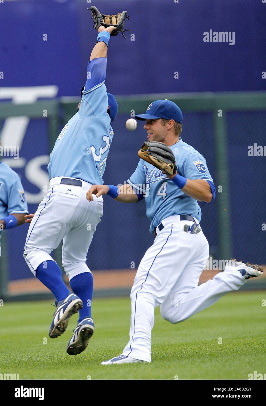 23 luglio 2008 - l'interbase dei Kansas City Royals Mike Aviles (30) e la terza base Alex Gordon (4) si scontrano mentre la palla cade tra di loro su un doppio da Matt Joyce dei Detroit Tigers nel secondo inning al Kauffman Stadium di Kansas City, Missouri, mercoledì 23 luglio 2008. (John Sleezer/Kansas City Star/MCT) (immagine di credito: © John Sleezer/MCT/ZUMAPRESS.com) Foto Stock