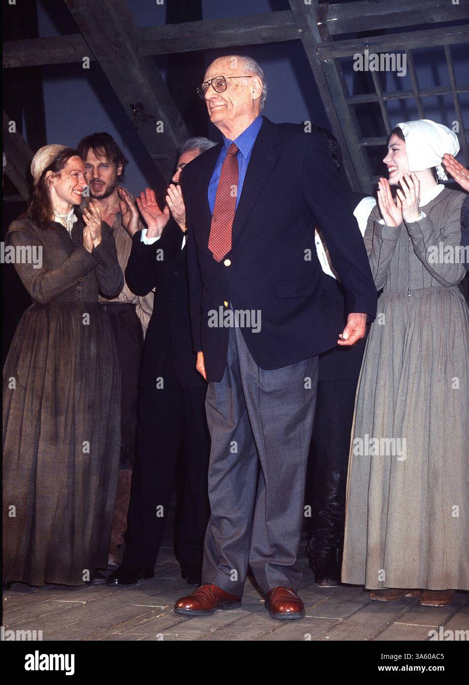1 GENNAIO 2011 - K24344HMC: SERATA DI APERTURA DI ''THE CROCIBLE'' AL VIRGINIA THEATER DI NEW YORK CITY 03/07/02. HENRY McGee/ 2002.ARTHUR MILLER(immagine di credito: © Globe Photos/ZUMAPRESS.com) Foto Stock