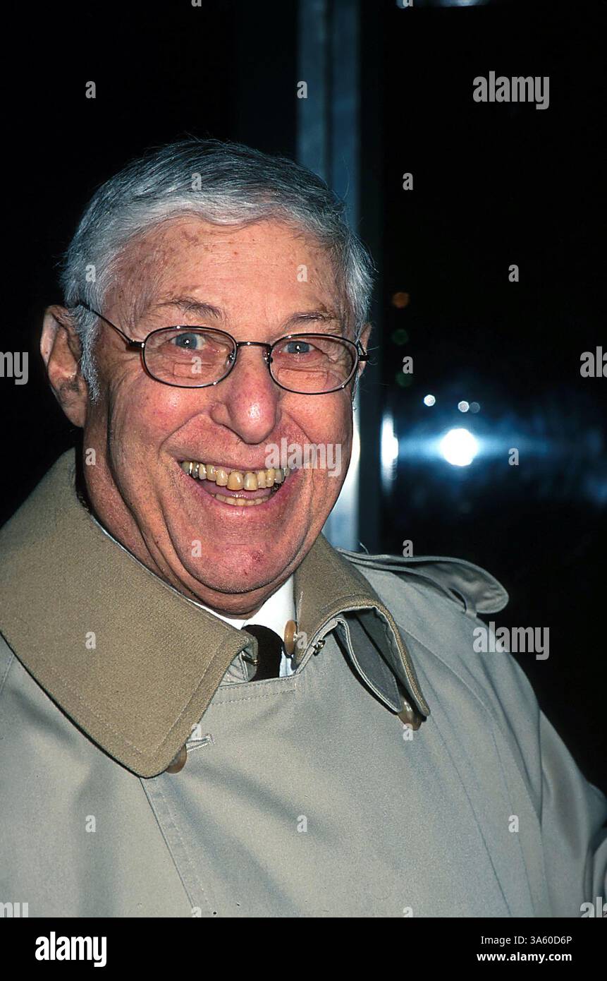 1 GENNAIO 2011 - K20813HMC: 1/10/01.THE '100 CENTER STREET'' DOPO LA FESTA AL RISTORANTE GUASTAVINO, NYC..DON HEWITT. HENRY McGee/ 2001 (immagine di credito: © Globe Photos/ZUMAPRESS.com) Foto Stock