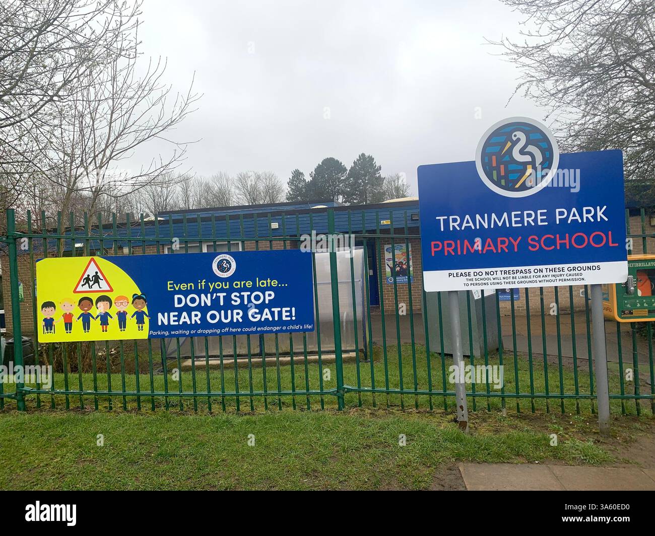 Guiseley School Tranmere Park West Yorkshire Primary School cartelli segnaletica recinzione cancello non fermarsi vicino al cancello quadro uccelli tardivo erba verde alberi - Immagine stock catturata con smartphone