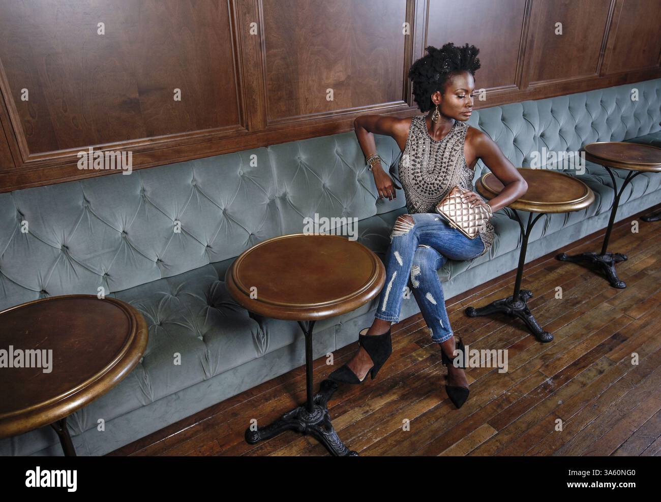 28 gennaio 2014 - Philadelphia, PA, USA - maglia metallica, Parker, $398, at Eaves; jeans in angoscia, Current Elliott, $268, a Saks Fifth Avenue; stivaletti scamosciati alla caviglia, Iro, $595, a Eaves; pochette in metallo trapuntato, J. McLaughlin, $198, presso J. McLaughlin; orecchini a cerchio grande, $895; bracciale in corda, prezzo su richiesta, entrambi a Lagos; polsini incernierati in color smeraldo e ametista, John Wind Maximal Art, $69; bracciale elasticizzato in cristallo, $49, tutti a www.maximalart.com. (credito immagine: © Michael S. Wirtz/TNS/ZUMA Wire) Foto Stock