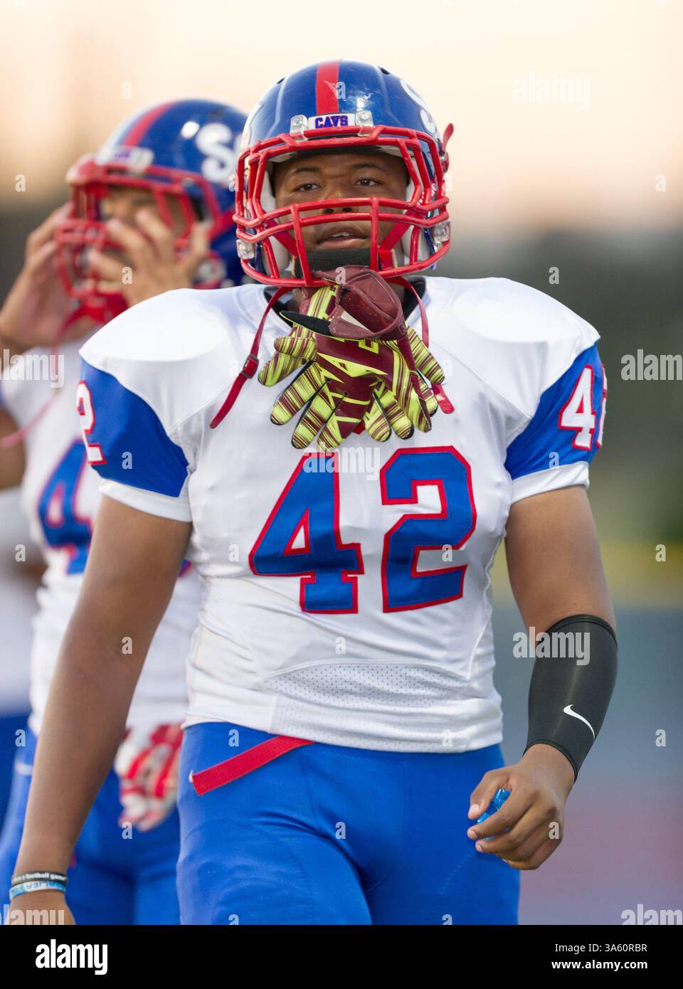 4 ottobre 2014, la Puente, CA...Gardena Serra cavaliers linebacker (42) Eric Sharber a margine durante il Vescovo Amat sconvolto dei Cavaliers al liceo Bishop Amat il 3 ottobre 2014. I Cavaliers, che di solito sono una squadra di football delle scuole superiori di livello nazionale, sono stati sconvolti dal vescovo Amat 14 - 7. (Credito obbligatorio: Ed Ruvalcaba / MarinMedia.org) (fotografo completo e credito aziendale richiesto) (immagine di credito: © ed Ruvalcaba / Marinmedia. Org/Cal Sport Media/ZUMAPRESS.com) Foto Stock