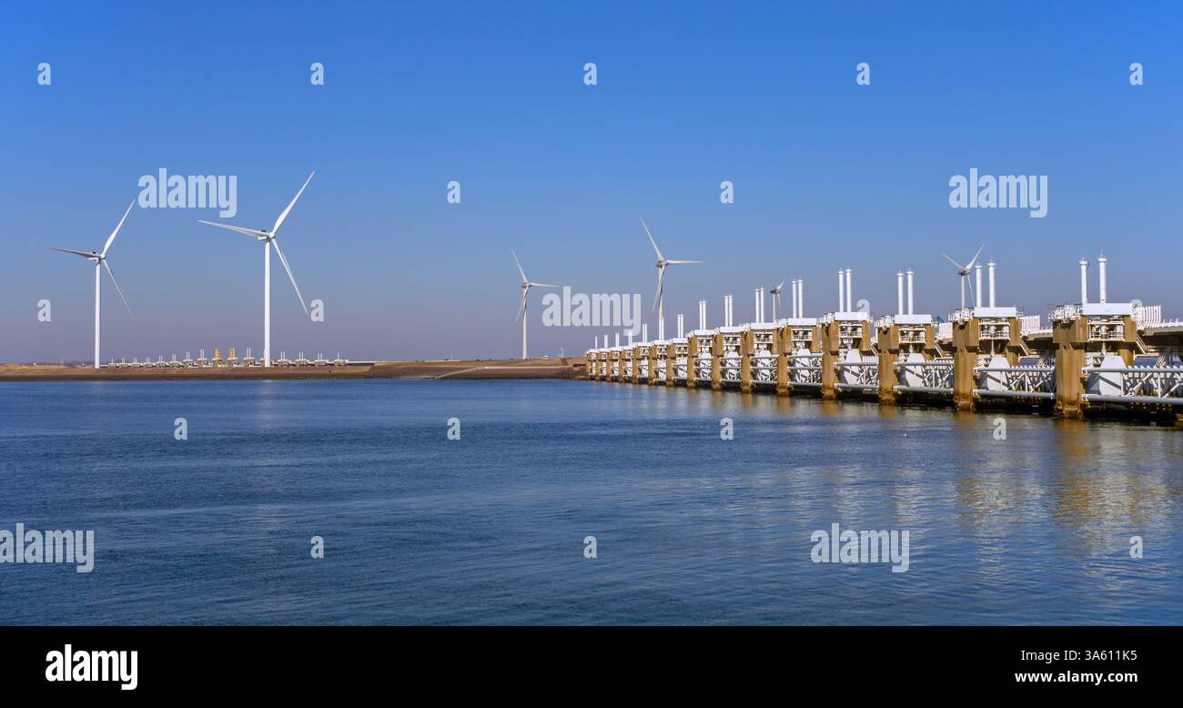 Sezioni di barriera mobili della barriera di inondazione della tempesta / Oosterscheldekering / barriera di sovratensione della Schelda orientale a Neeltje Jans, Zelanda, Paesi Bassi Foto Stock