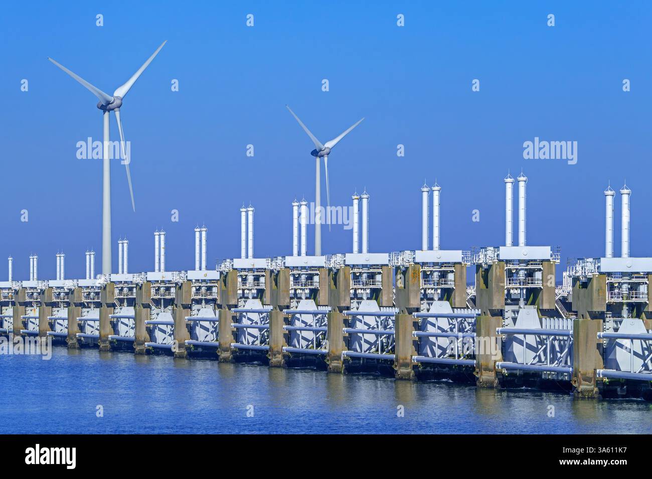 Sezioni di barriera mobili della barriera di inondazione della tempesta / Oosterscheldekering / barriera di sovratensione della Schelda orientale a Neeltje Jans, Zelanda, Paesi Bassi Foto Stock