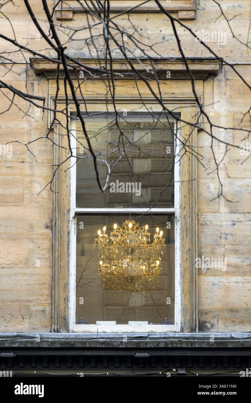 Dettaglio di un lampadario in una finestra, Glasgow, Scozia, Regno Unito, Europa Foto Stock