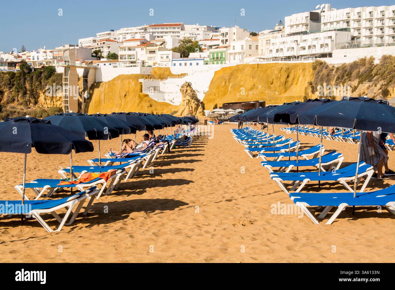Scogliera, spiaggia e ombrelloni a Praia dos Pescadores o Spiaggia dei pescatori, Albufeira, distretto di faro, algarve, portogallo, europa. Foto Stock