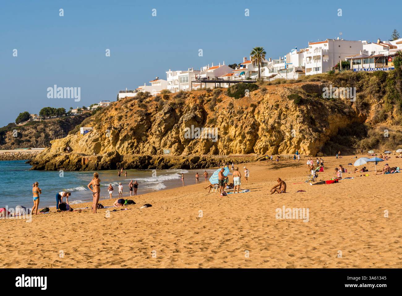 Scogliera, spiaggia e ombrelloni a Praia dos Pescadores o Spiaggia dei pescatori, Albufeira, distretto di faro, algarve, portogallo, europa. Foto Stock