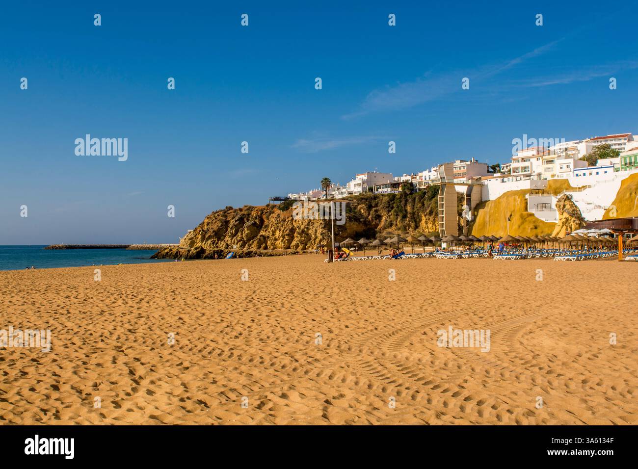Scogliera, spiaggia e ombrelloni a Praia dos Pescadores o Spiaggia dei pescatori, Albufeira, distretto di faro, algarve, portogallo, europa. Foto Stock