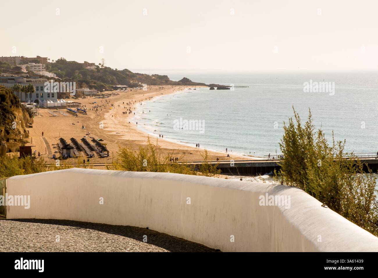 Scogliera, spiaggia e ombrelloni a Praia dos Pescadores o Spiaggia dei pescatori, Albufeira, distretto di faro, algarve, portogallo, europa. Foto Stock