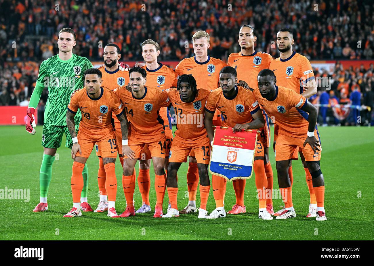 Calcio, partita internazionale, Nations League, quarti di finale di andata, Stadio De Kuip Rotterdam: Paesi Bassi - Spagna: Foto della squadra, indietro da sinistra. Bart Verbruggen (NED), Memphis Depay (NED), Frankie de Jong (NED), Jan Paul van Hecke (NED), Virgil Van Dijk (NED), Cody Gakpo (NED), davanti da sinistra: Justin Kluivert (NED), Tijani Reijnders (NED), Jeremie Frimpong (NED), Jorrel Hato (NED), NED), NED), Ned (NED). Foto Stock