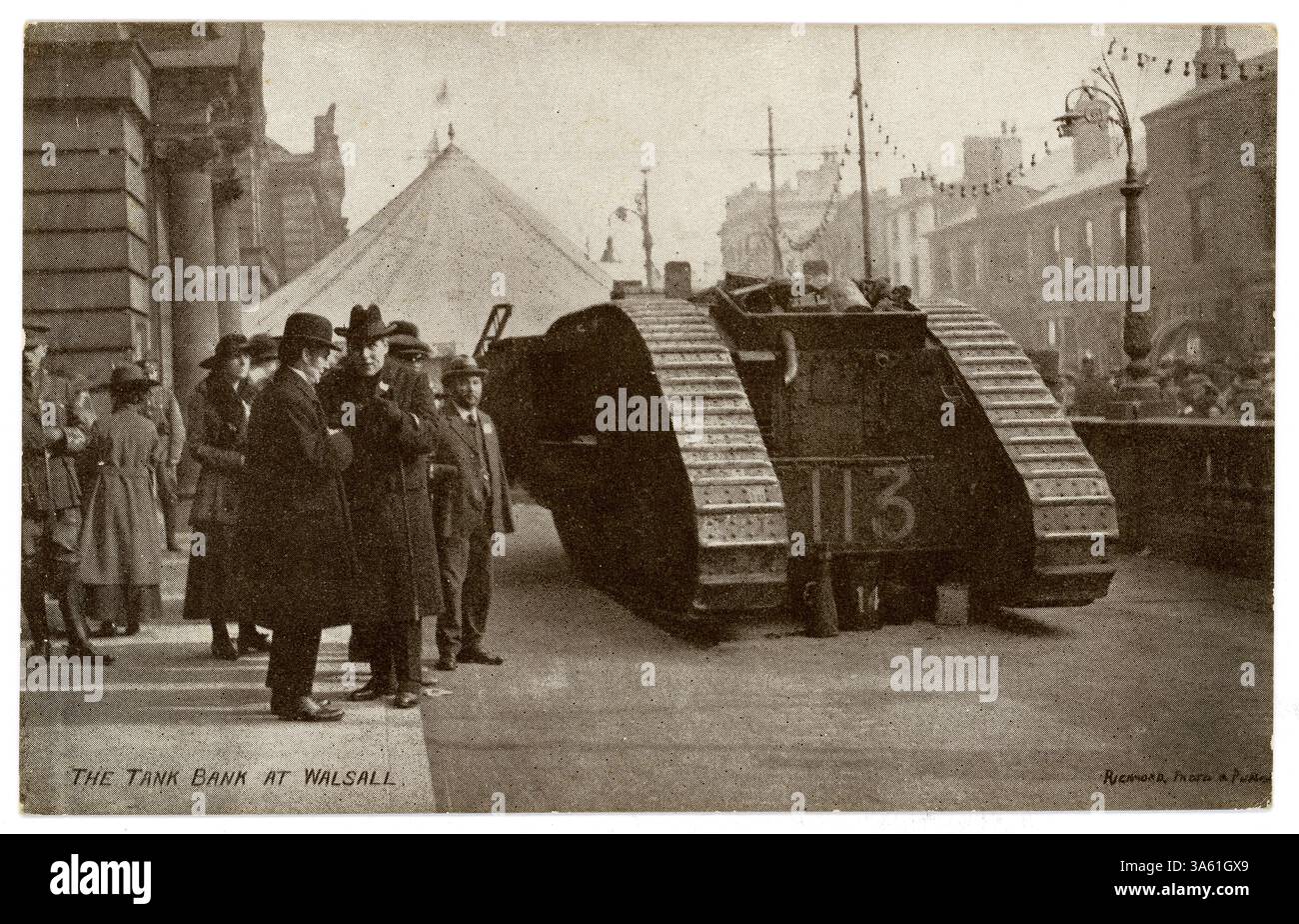 Cartolina originale dell'era WW1 del Tank Bank di Walsall. La Tank Bank è stata una campagna di raccolta fondi del governo britannico. Sei carri armati maschi Mark IV visitarono gran parte della Gran Bretagna (Inghilterra, Galles e Scozia) per promuovere la vendita di obbligazioni di guerra e certificati di risparmio di guerra. Il carro, il numero 113, fu chiamato "Julian" e venne a Walsall per una settimana nel marzo 1918. Qui viene ammirato dagli spettatori fuori dal municipio. Walsall (allora nella contea di Staffordshire) vicino a Birmingham, Inghilterra, Regno Unito Foto Stock