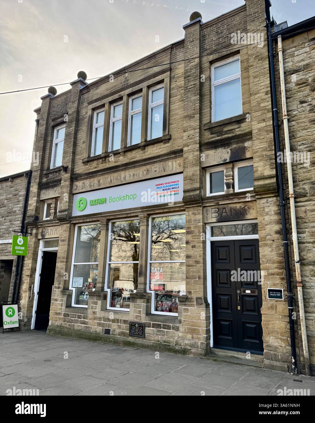 Skipton Oxfam, ex Yorkshire Penny Bank, e sede del Bay Horse Inn. Foto Stock