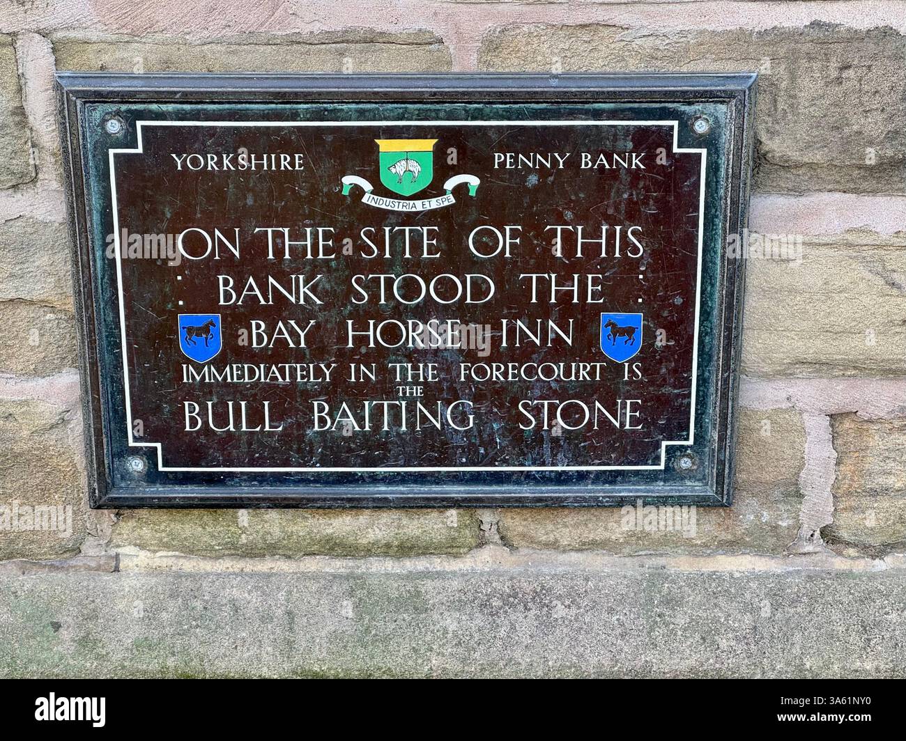 Insegna storica sul negozio Skipton Oxfam, ex Yorkshire Penny Bank, e sede del Bay Horse Inn. Foto Stock