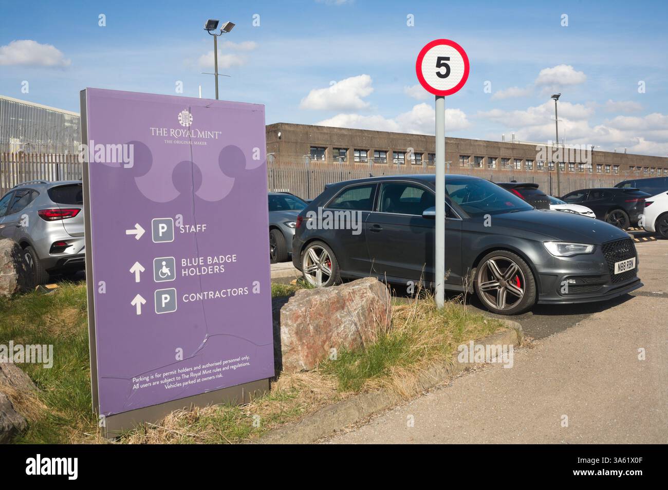 La Royal Mint britannica e il suo parcheggio personale a Llantrisant nel Galles del Sud Foto Stock
