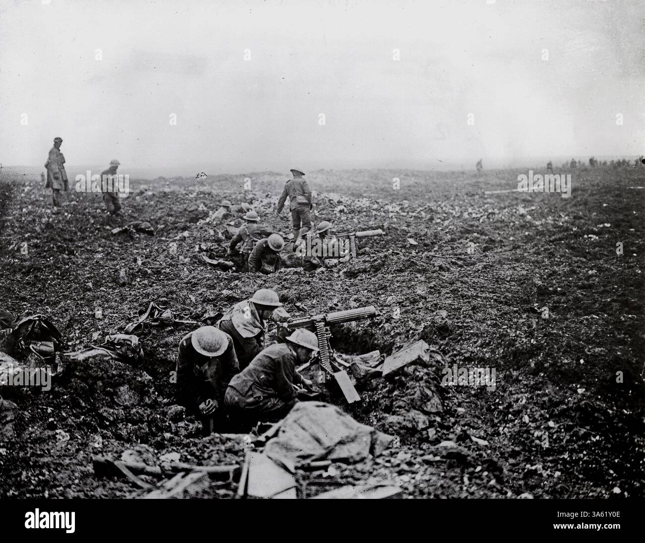 VIMY RIDGE, FRANCIA - 1917 - i soldati dell'esercito britannico di una divisione canadese si sono scavati in ex fori di conchiglia sulla dorsale di Vimy, Francia, sul Wester Foto Stock