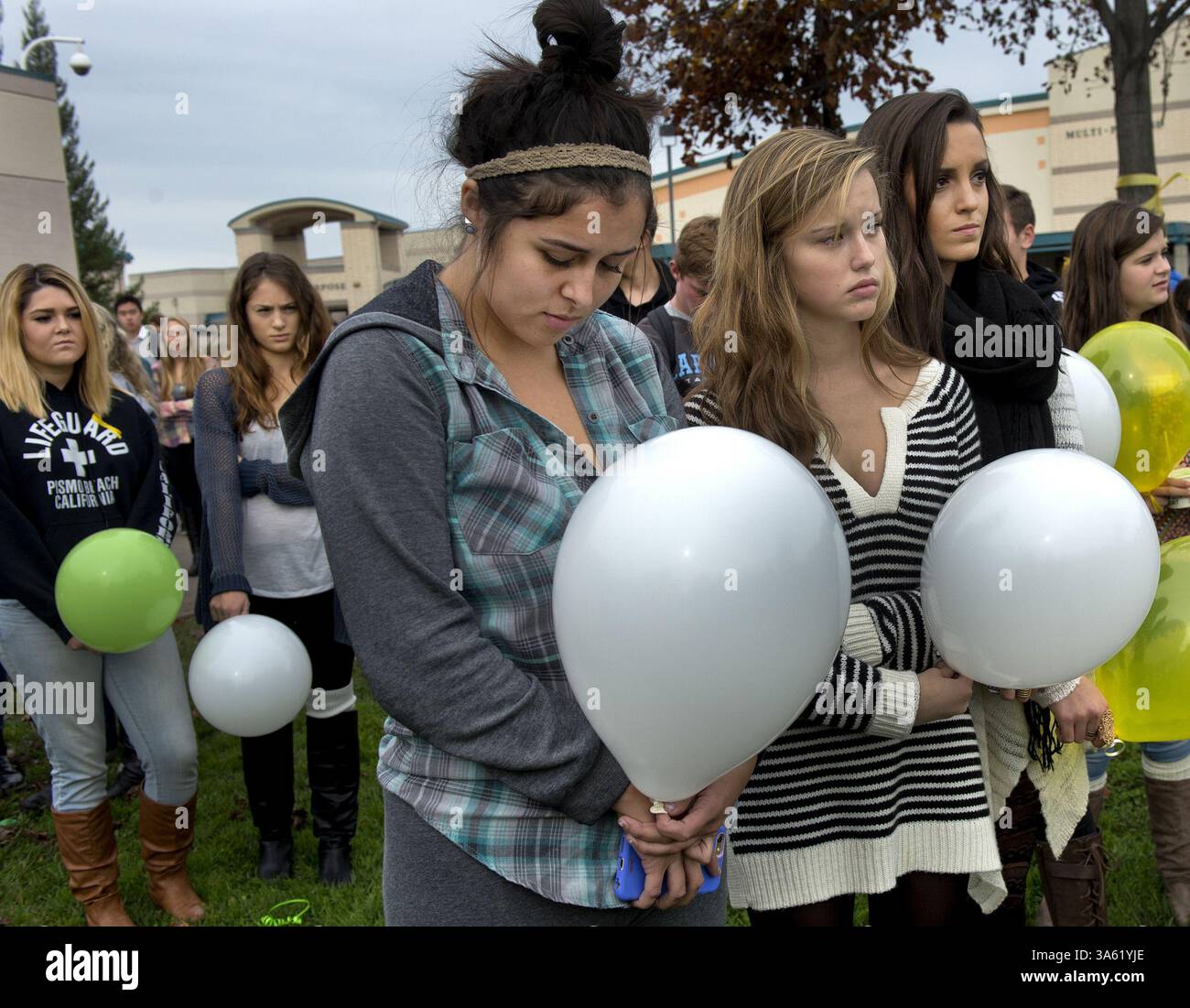 9 dicembre 2014 - Folsom, California, Stati Uniti - studenti della Folsom High School da sinistra a destra, seconda fila, McKenna Quinn, 16 anni, e Jacquelyn Bass, 17, ha detto che erano nel UNRC (Upper Natomas Rowing Club) con Ronin Shimizu. In prima fila da sinistra ci sono gli studenti Kennedy Marquez, 17 anni, Jaycie Schenone, 17 anni, centro, e Olivia Romano, 17 anni. "Non lo conoscevamo, ma siamo stati toccati da questo," disse Romano. Tutti gli studenti hanno firmato un impegno per combattere il bullismo e hanno ricevuto un nastro giallo per la prevenzione del suicidio, in quanto hanno partecipato a un rilascio di palloni per Ronin Shimizu martedì 9 dicembre 2014 a Folsom Hig Foto Stock