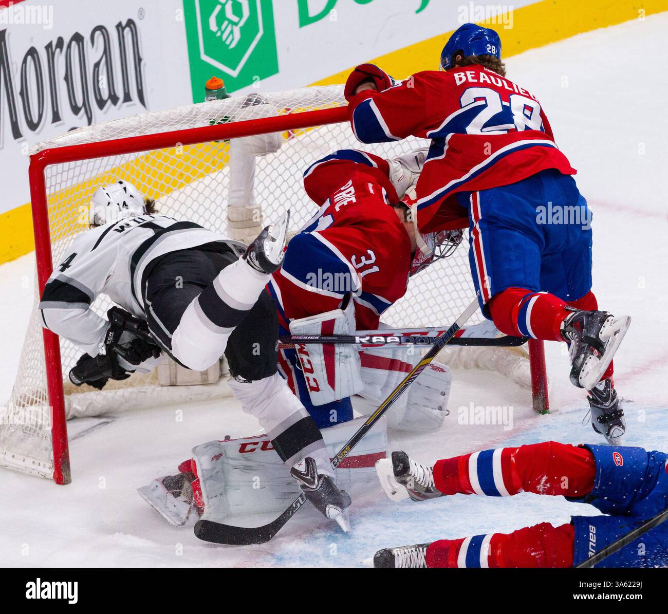 12 dicembre 2014: L'ala destra dei Los Angeles Kings Justin Williams n. 14 si schianta contro il portiere dei Montreal Canadiens Carey Price n. 31 durante una partita di NHL tra i Los Angeles Kings e i Montreal Canadiens al Bell Centre di Montreal, Quebec, Canada. I Montreal Canadiens hanno battuto i Los Angeles Kings 6-2. Philippe Bouchard/CSM(immagine di credito: © Philippe Bouchard/Cal Sports Med/Cal Sport Media/ZUMAPRESS.com) Foto Stock