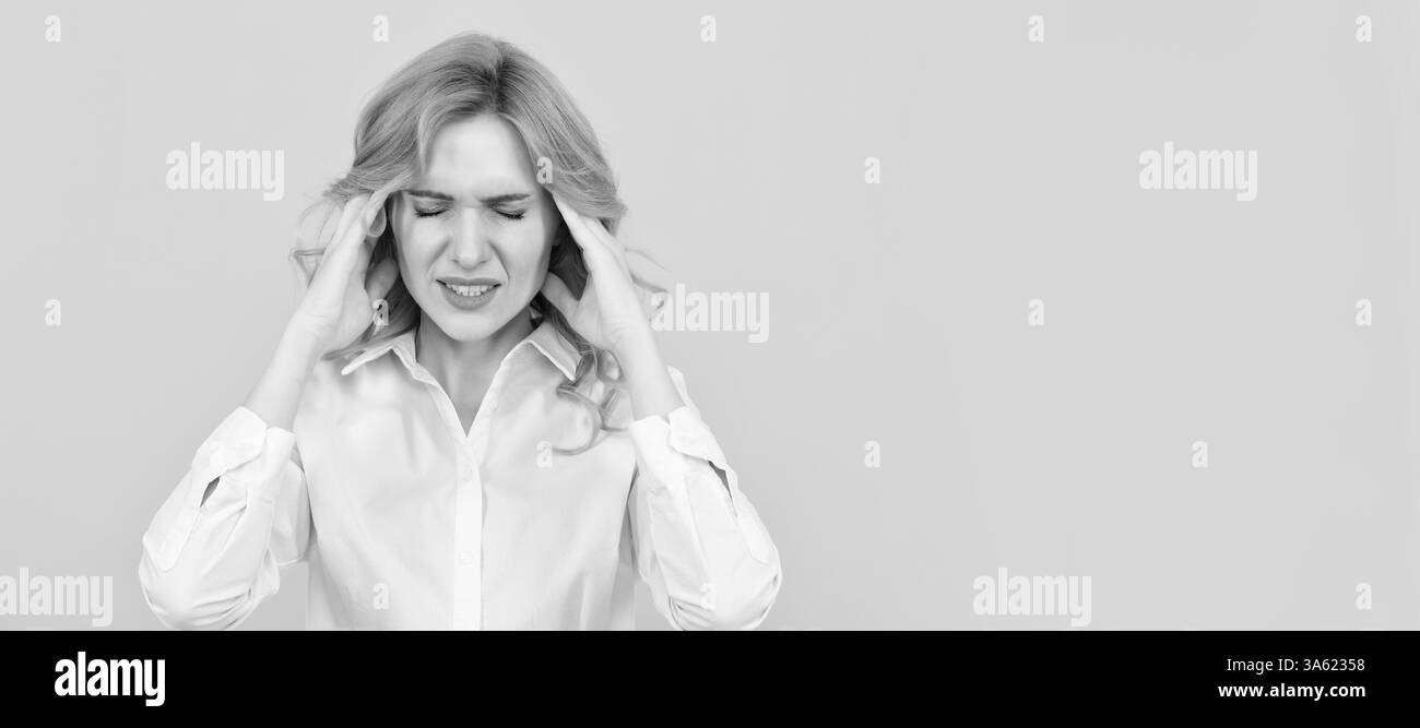 Gestione dell'emicrania sul lavoro. Capo donna soffre di mal di testa. Attacco di emicrania. Mal di testa. Donna isolato volto ritratto, banner con mock up spazio copia. Foto Stock