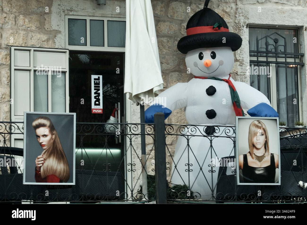 12 dicembre 2014 - Haifa, Israele - Ben-Gurion Boulevard, nel cuore della Colonia tedesca, è decorato nello spirito natalizio. La Colonia tedesca fu fondata nel XIX secolo dai Templari tedeschi che vennero a fondare una comunità cristiana in Terra Santa. Haifa ha una popolazione multietnica e multireligiosa di 260.000, con una prevalenza ebraica del 91%. La minoranza araba è cristiana (4,5%), musulmana (3,5%) e drusa (1%). La città ospita il Bahai Faith World Center, i suoi magnifici giardini e il santuario sacro, nonché l'unica comunità musulmana Ahmadi di Israelâ con sede nel quartiere di Kababir Foto Stock