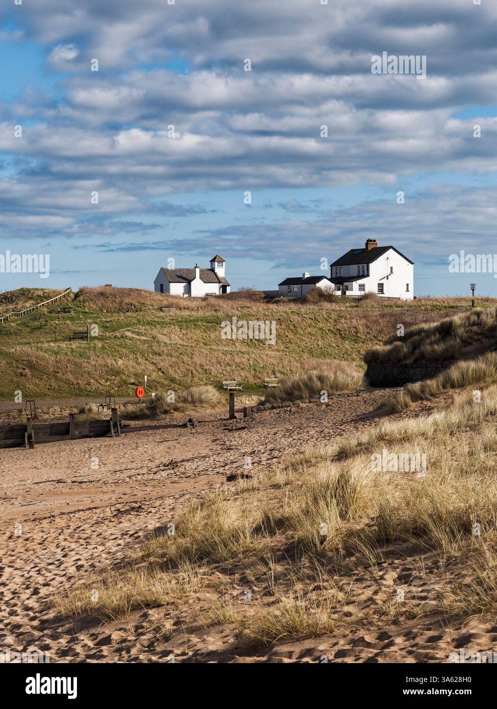 Porto di Seaton Sluice, Northumberland, Regno Unito, con torre di guardia e Kings Arms. Foto Stock