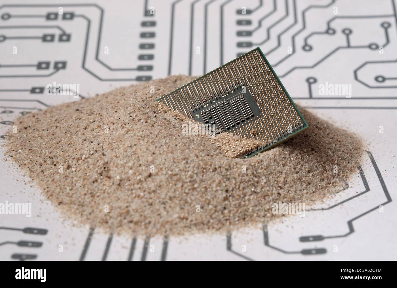 Processore a semiconduttore sulla sabbia. Una CPU sepolta in materiale grezzo siliconico con schema elettrico. Foto Stock