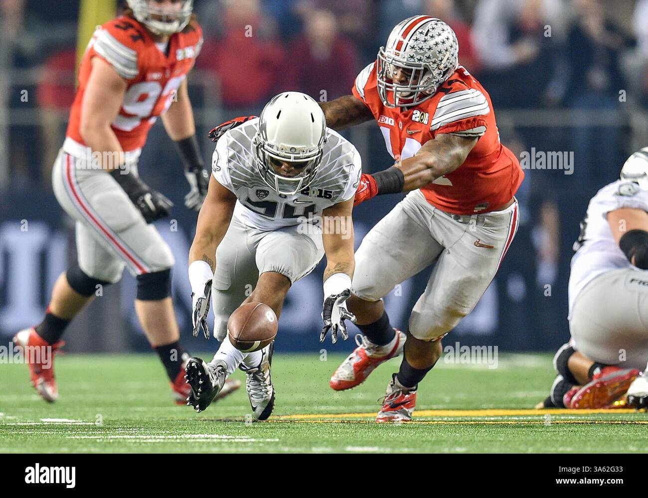 Il running back degli Oregon Ducks Thomas Tyner (24) fumble la palla mentre recupera la palla durante la partita del campionato nazionale di football universitario tra Oregon Ducks e Ohio State Buckeyes, 12 gennaio 2015, all'AT&T di Arlington, Texas. (Credit Image: © Manny Flores/Cal Sport Media/ZUMAPRESS.com) Foto Stock