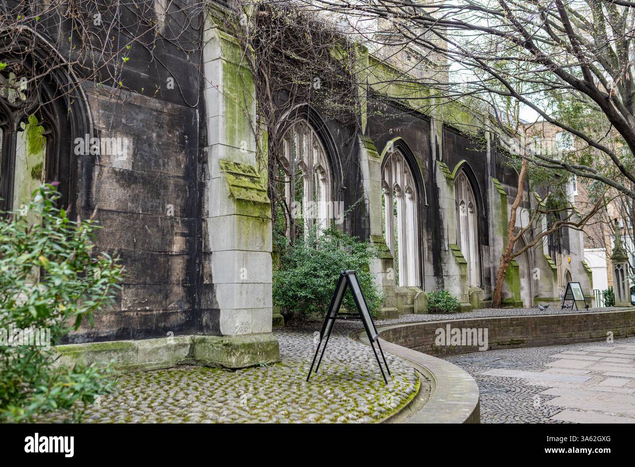 Le vecchie finestre ricoperte di muschio nelle rovine di St Dunstan nell'East Church Garden di Londra, Regno Unito Foto Stock