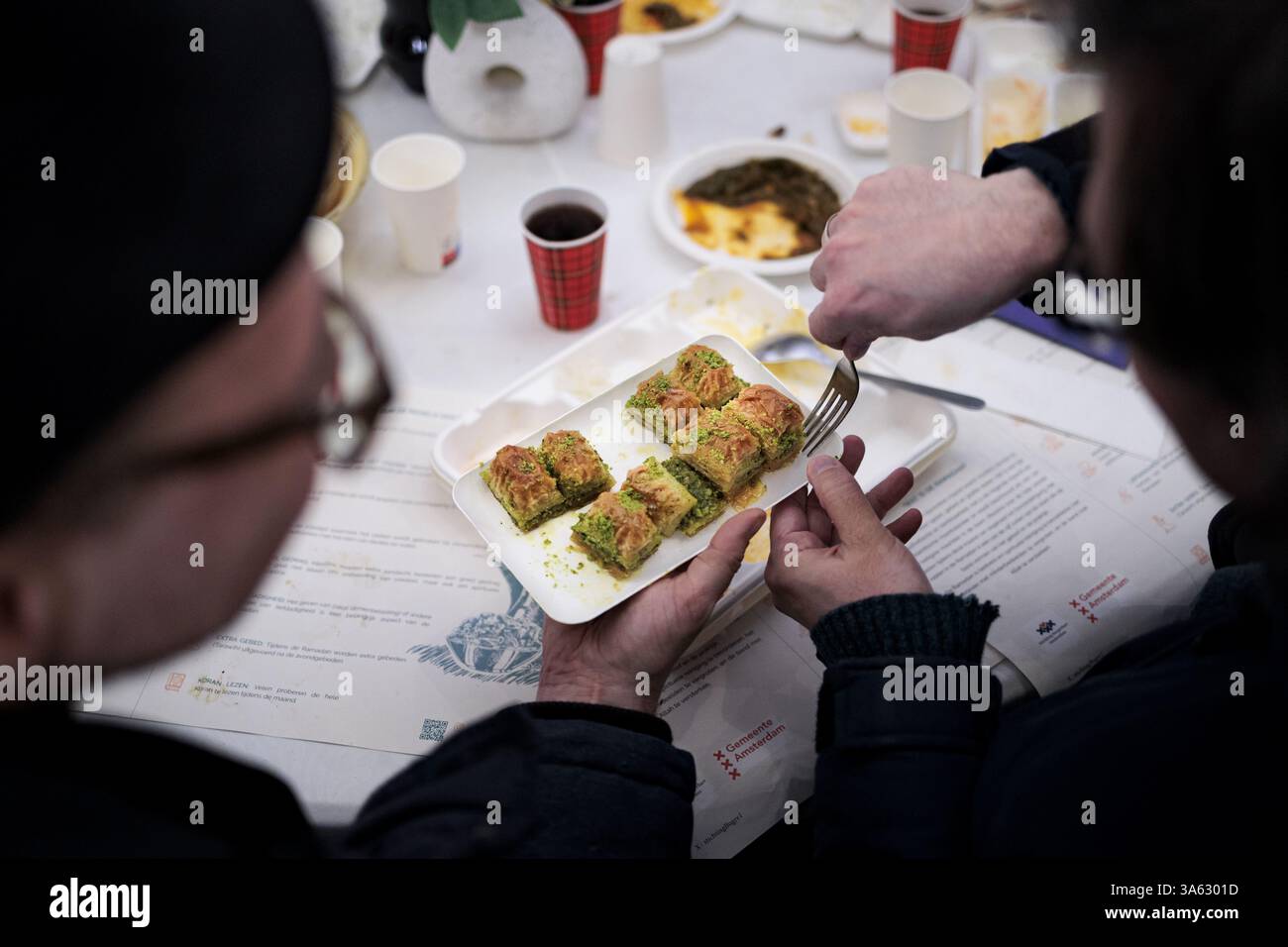 AMSTERDAM - un iftar in Piazza Dam. Questo iftar ha lo scopo di riunire persone di diversa provenienza. ANP RAMON VAN FLYMEN netherlands Out - belgio Out Foto Stock