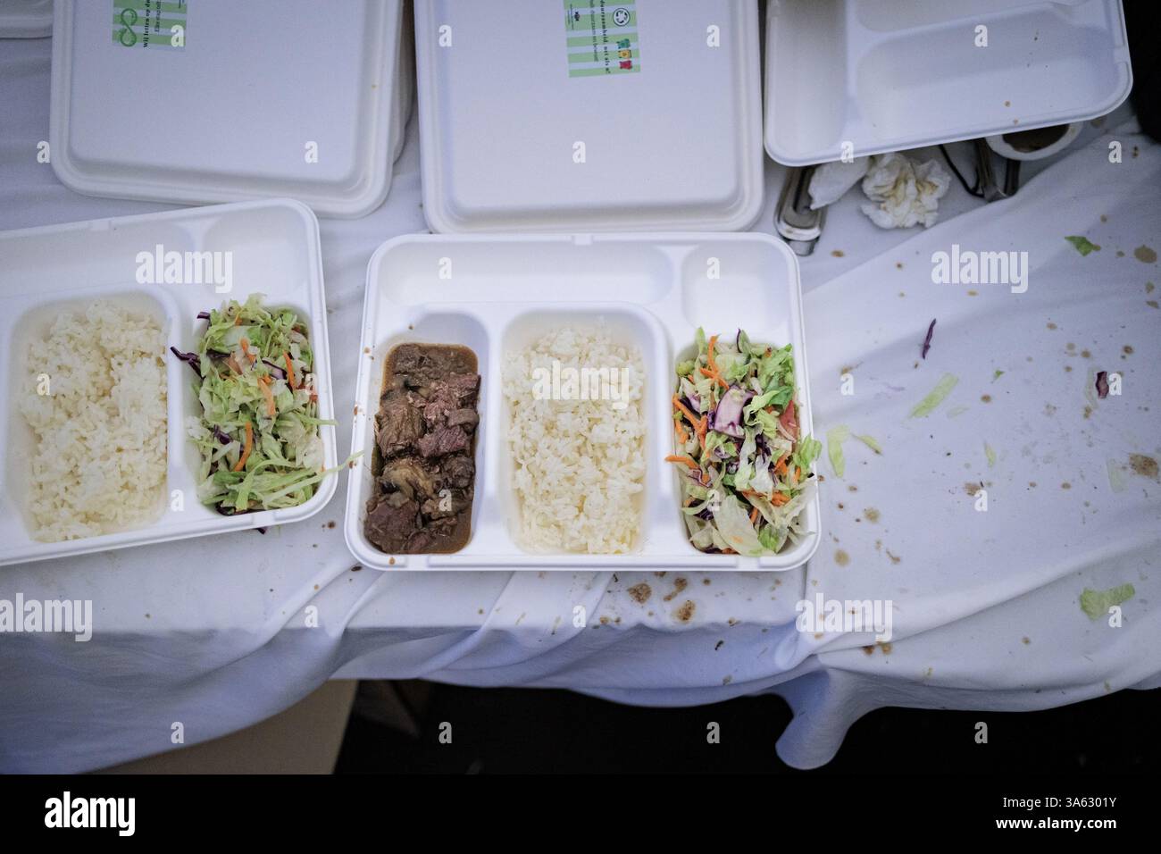 AMSTERDAM - un iftar in Piazza Dam. Questo iftar ha lo scopo di riunire persone di diversa provenienza. ANP RAMON VAN FLYMEN netherlands Out - belgio Out Foto Stock