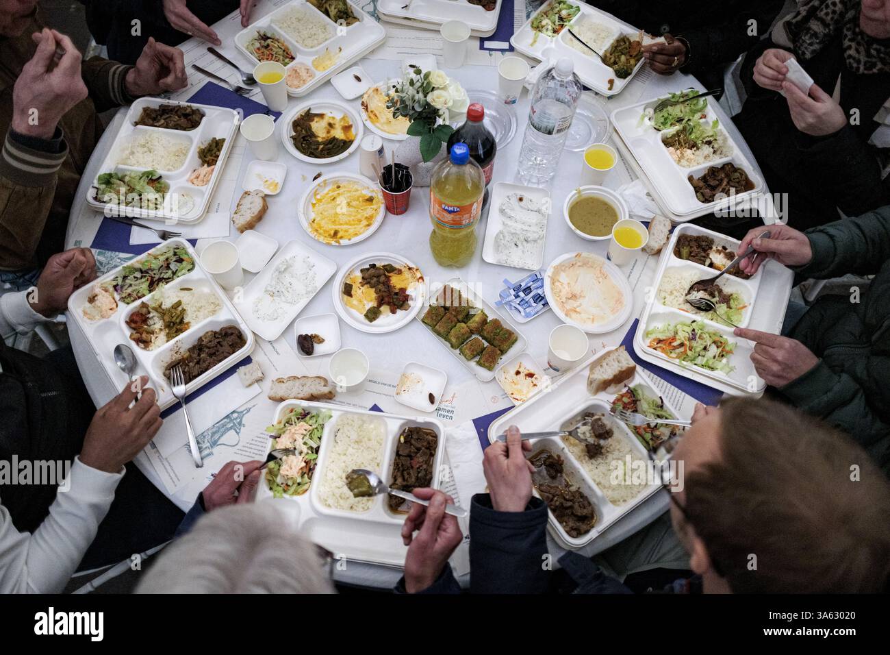 AMSTERDAM - un iftar in Piazza Dam. Questo iftar ha lo scopo di riunire persone di diversa provenienza. ANP RAMON VAN FLYMEN netherlands Out - belgio Out Foto Stock