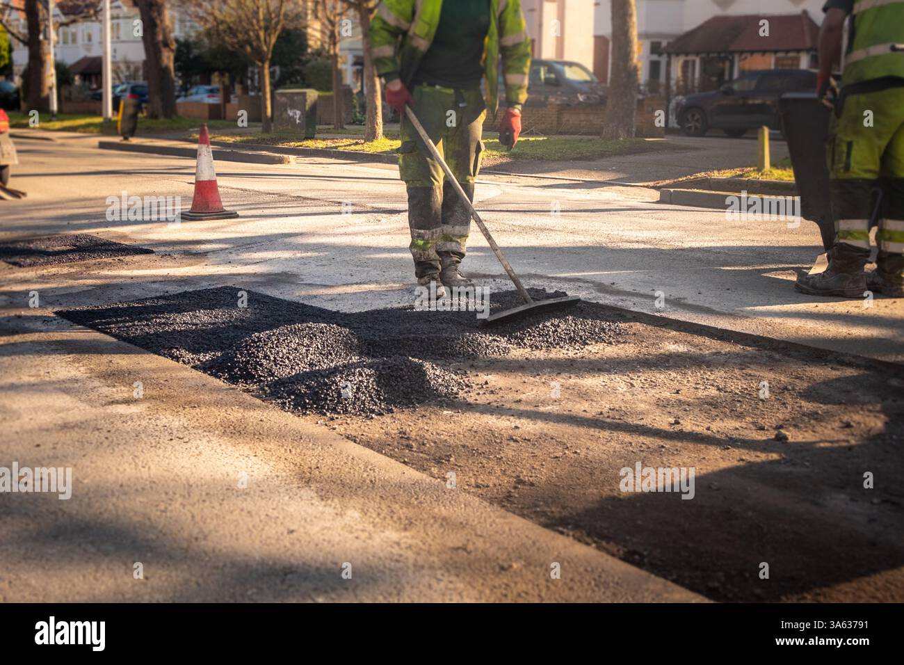 LONDRA: Lavori stradali a Raynes Park, un sobborgo londinese vicino a Wimbledon a Merton. Foto Stock