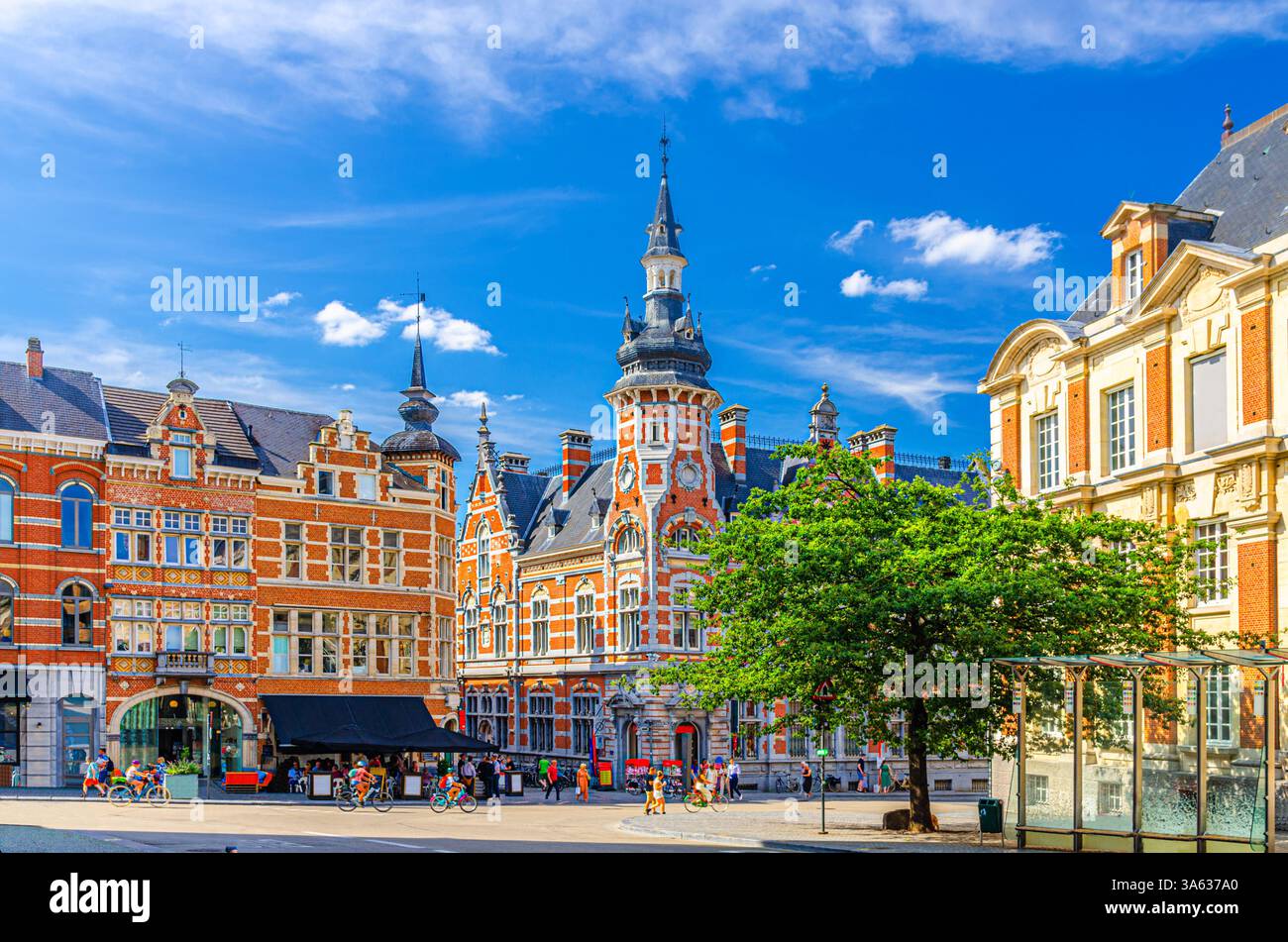 Vecchio ufficio postale edificio in mattoni di Lovanio nel centro storico della città di Lovanio nella soleggiata giornata estiva, regione fiamminga, provincia del Brabante fiammingo, Belgio Foto Stock