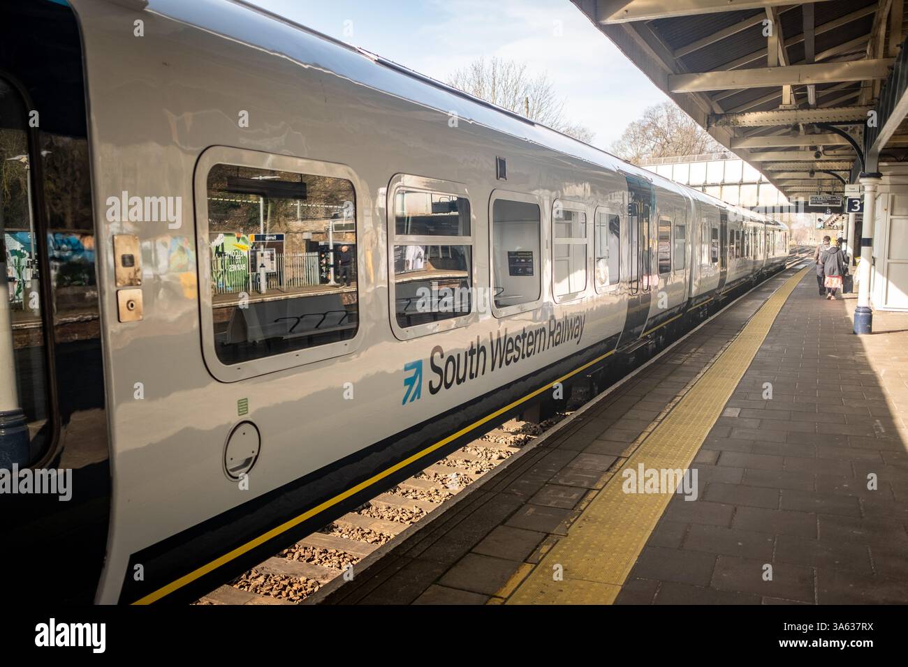 LONDRA - 5 MARZO 2025: Stazione ferroviaria di Barnes, servita dalla South Western Railway - zona di lusso di Richmond nel sud-ovest di Londra Foto Stock