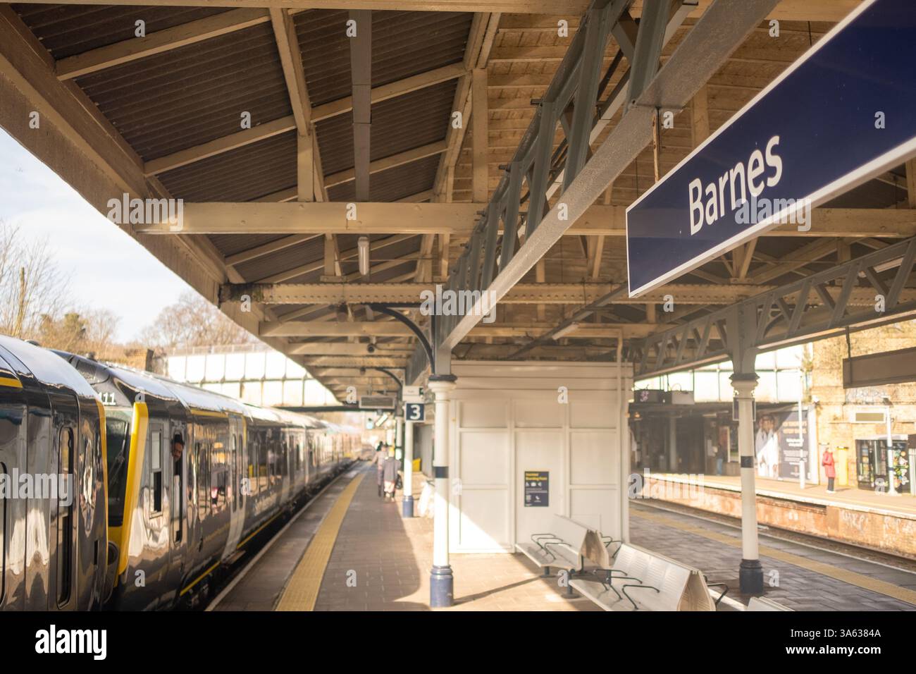 LONDRA - 5 MARZO 2025: Stazione ferroviaria di Barnes, servita dalla South Western Railway - zona di lusso di Richmond nel sud-ovest di Londra Foto Stock