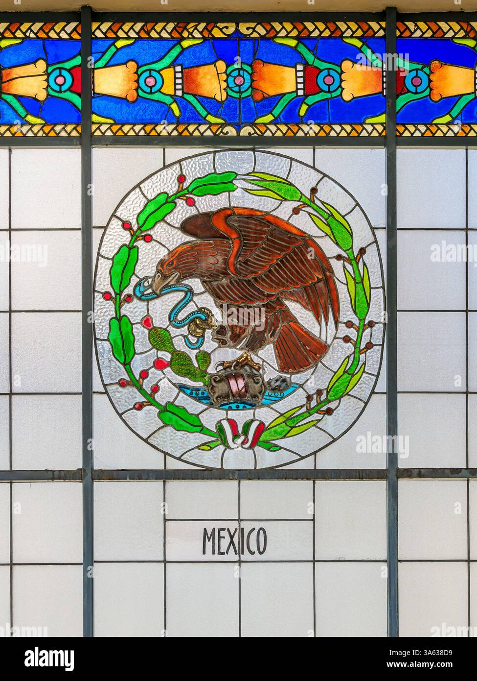 Vetrate colorate che mostrano aquila e serpente, Castello di Chapultepec, città del Messico, Messico Foto Stock