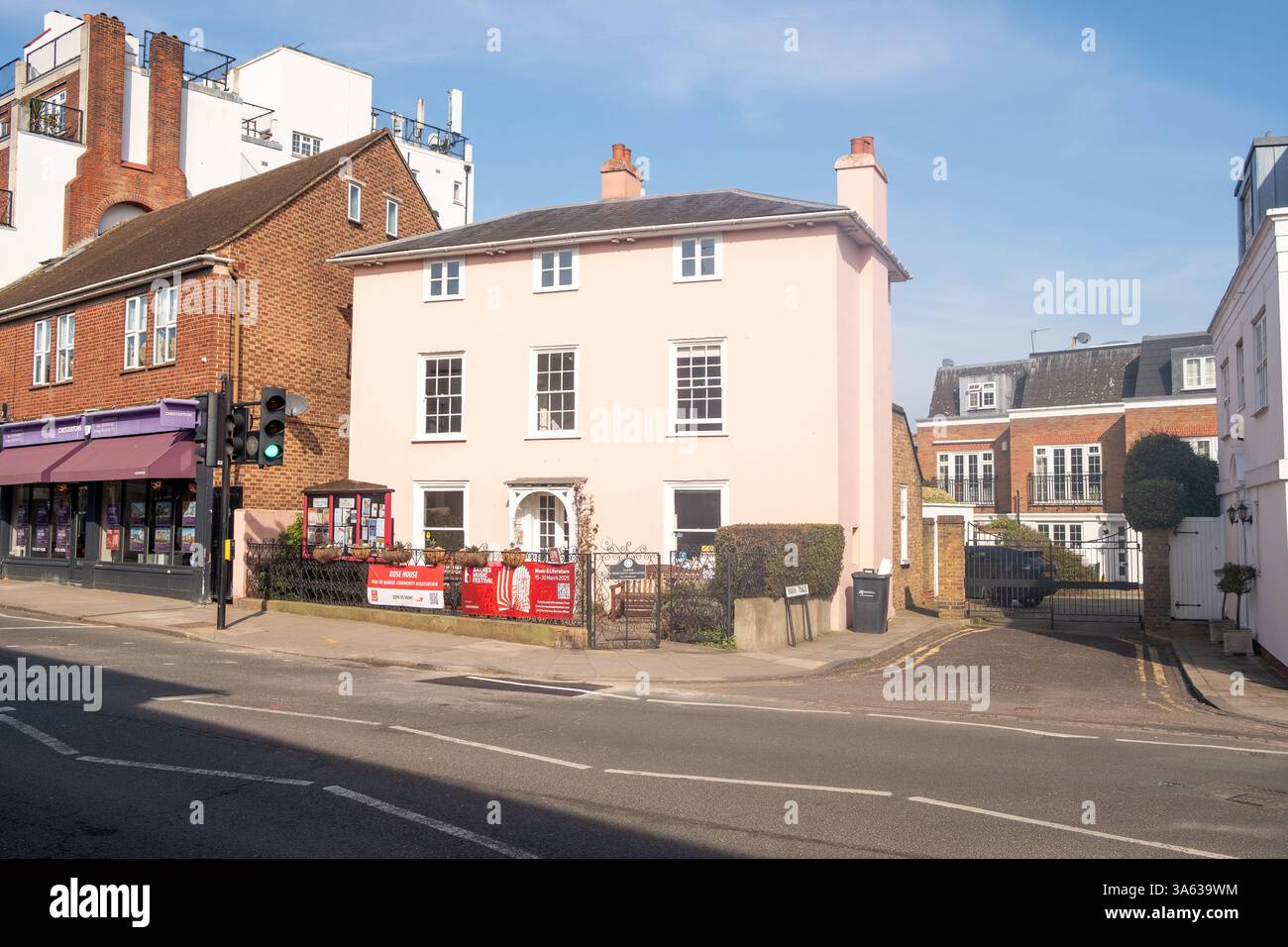 LONDRA - 5 MARZO 2025: Barnes Community Association in Barnes High Street, zona di lusso di Richmond nel sud-ovest di Londra Foto Stock