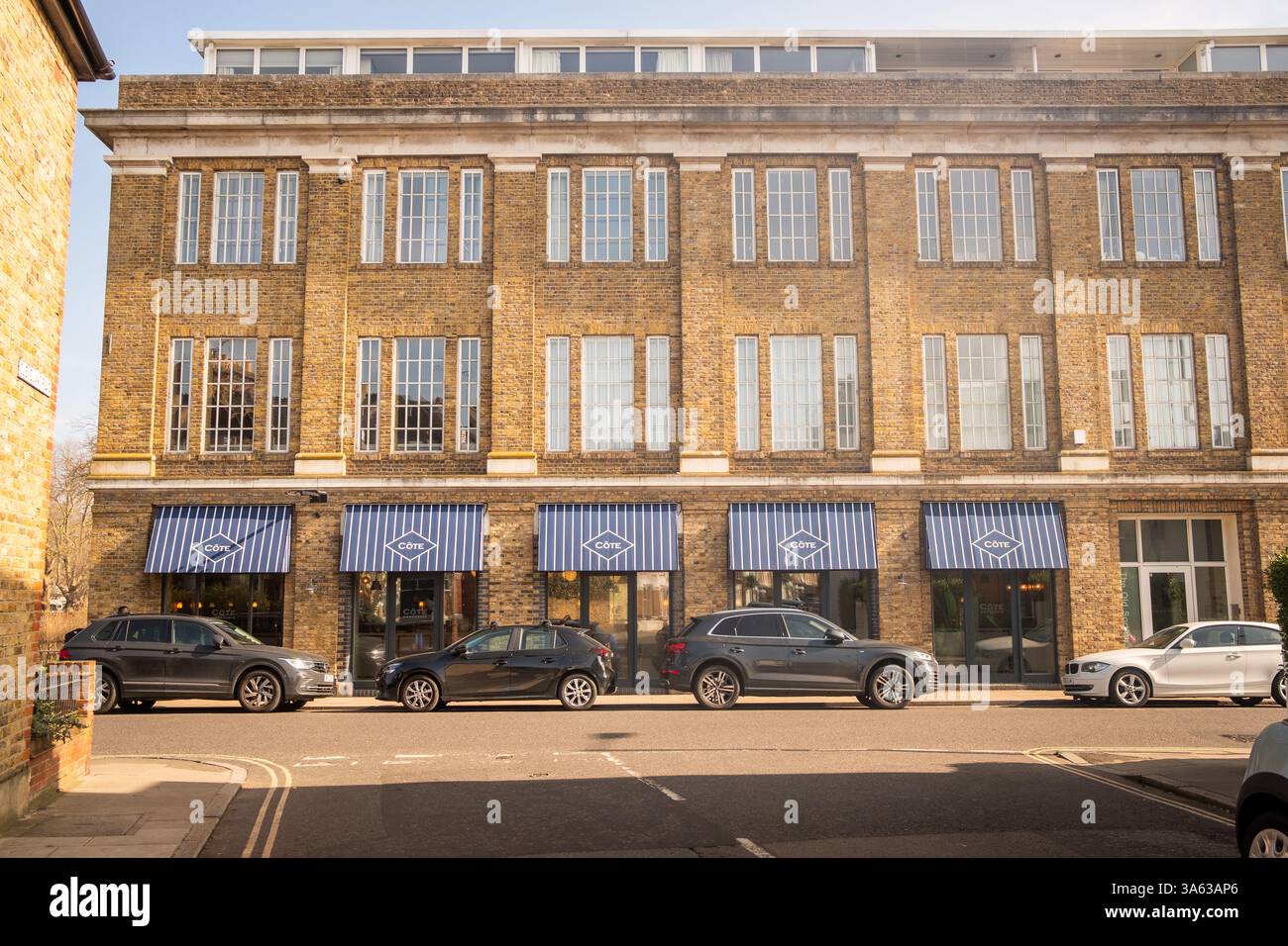LONDRA - 5 MARZO 2025: Cote in Barnes, catena di brasserie francese moderna e aperta tutto il giorno Foto Stock