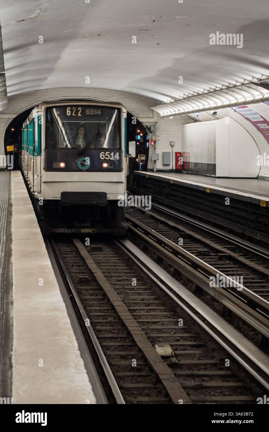 Metropolitana di Parigi al binario che arriva a una stazione di Parigi - Francia Foto Stock